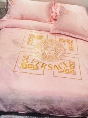 Fashion Pink Medusa Logo comforter for Queen bed